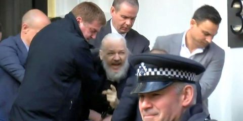 Assange arrestato (Rischia fino a 5 anni in Usa). Appelli per liberarlo in nome della trasparenza della Rete
