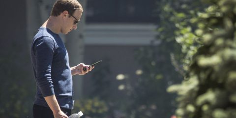 Zuckerberg non ce la fa a controllare Facebook e chiede regole agli Stati per non avere più responsabilità