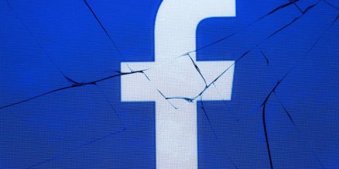 Facebook, il cofondatore Hughes: “Dividerla per tutelare gli utenti e il mercato”. Ma l’azienda dice no