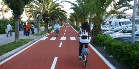 Mobilità sostenibile: ecco il Piano nazionale da 3,7 miliardi e in città c’è chi va a piedi e in bicicletta