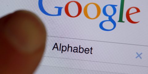 Alphabet, pesano le multe a Google. Male utili e pubblicità