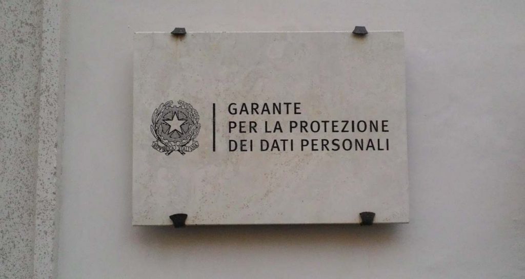 Potrebbe slittare ancora la scadenza del collegio del Garante Privacy. “Non oltre il 31 dicembre 2019” è previsto nell’emendamento presentato dalla senatrice Angela Piarulli (M5s) in commissione Giustizia al Senato. Entro il 15 novembre prossimo è invece la richiesta contenuta in un altro emendamento a firma dei senatori Giacomo Caliendo, Franco Dal Mas e Fiammetta Modena di Forza Italia. Due testi con lo stesso obiettivo: consentire ad Antonello Soro e agli altri componenti del Collegio del Garante Privacy, Giovanna Bianchi Clerici, Augusta Iannini e Licia Califano, di continuare a esercitare le proprie funzioni, già prorogate dal decreto legge, approvato dal Governo il 7 agosto scorso, che consente al collegio dell’Autorità di terminare il mandato entro la prima settimana di ottobre. “Non oltre ulteriori sessanta giorni dalla data di entrata in vigore del decreto”, recita, precisamente, il decreto-legge entrato in vigore l’8 agosto 2019. E i senatori di Fi nell’emendamento chiedono di modificare “sessanta” in “ cento” giorni. E in previsione di una nuova proroga del collegio dell’Authority, il senatore Alberto Balboni di Fratelli d’Italia ha presentato un emendamento per chiedere di “riaprire il termine per la presentazione delle candidature a componente del Collegio del Garante per la protezione dei dati personali”. “Le candidature già inviate entro il 19 maggio 2019 restano valide”, prevede, infine, l’emendamento.