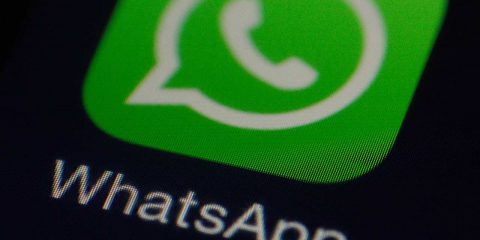 Spiati su WhatsApp: scoperta falla, ora aggiornare l’app. Miniguida per iOS e Android