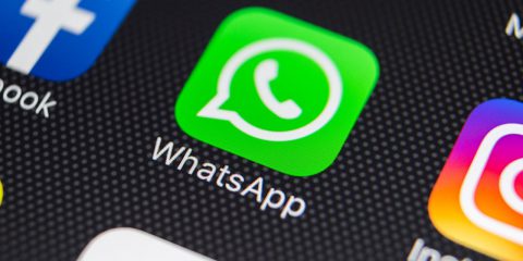 WhatsApp, aut aut sulla privacy: addio account se non condividi i dati con Facebook
