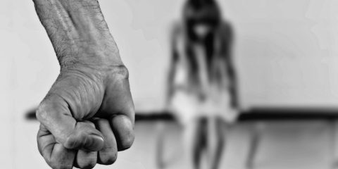 La violenza sulle donne è colpa del partner: 54,8%