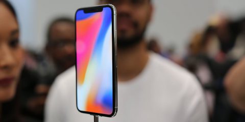 Apple, le vendite dell’iPhone continuano a crollare (-13,9% nel 2019). Bene Huawei e Samsung