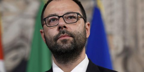 Patuanelli: “Transizione energetica vale 50 miliardi l’anno di investimenti”