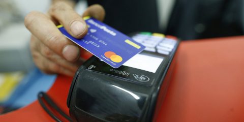 Covid-19 e pagamenti bancomat/pos: su tasti di plastica il virus resite fino a 7 giorni