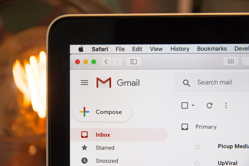 è illecito mantenere attivo email dipendente