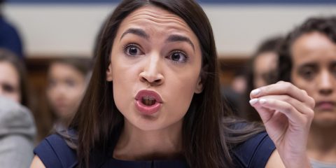 Riconoscimento facciale, l’allarme di Ocasio-Cortez: ‘Le aziende possono vendere i dati raccolti dalle app’