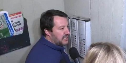 Salvini al citofono, il video rimosso da Facebook. E si attende anche il provvedimento del Garante