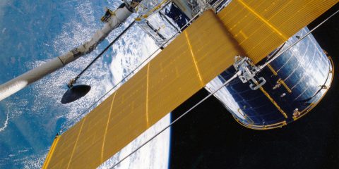 Rifiuti nello spazio, nel 2025 l’ESA pronta a mandare in orbita gli spazzini