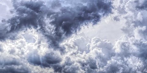 Cieli irregolarmente nuvolosi su gran parte d’Italia, qualche pioviggine sparsa (Video)