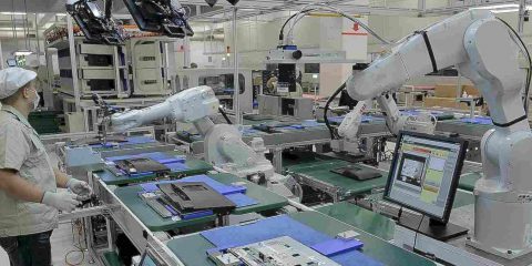 Robot, sono 2,7 milioni quelli operativi nelle fabbriche mondiali. In Italia rubano lavoro ai giovani