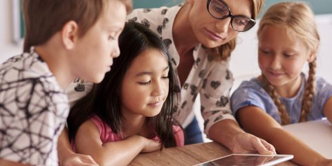 “Insegnare a scuola anche cosa c’è dietro Instagram, oltre che il teorema di Pitagora alla lavagna multimediale”