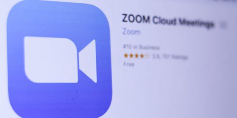 Zoom, la versione iOS condivide i dati degli utenti con Facebook