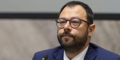 Patuanelli: “Il progetto della rete unica Tim-Open Fiber fondamentale per il Paese”