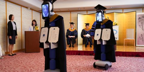 In Giappone i robot sostituiscono gli studenti in quarantena e ritirano il diploma