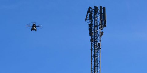 5G ‘militarizzato’ negli Usa. Droni, barriere e telecamere per difendere le antenne da vandali e fake news