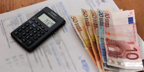 Caro-bollette e inflazione: stangata sull’economia italiana da 100 miliardi di euro nel 2022
