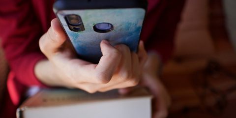 “Stop agli smartphone a scuola fino alle medie”. La proposta di legge con altre misure irrealizzabili