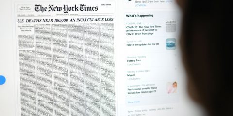 La pagina del New York Times con i nomi delle vittime rispetto al silenzio di Repubblica
