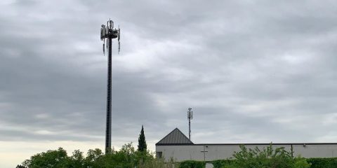 La norma che blocca i Comuni ‘No 5G’ è legge. Cosa faranno i sindaci riottosi?