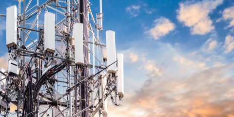 5G, la rabbia dei complottisti: 90 antenne danneggiate e 200 tecnici aggrediti nel Regno Unito