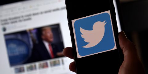 Zuckerberg non censura Trump e fa la lezione a Twitter, che risponde: “Non siamo arbitri della verità”. Ma siete editori?