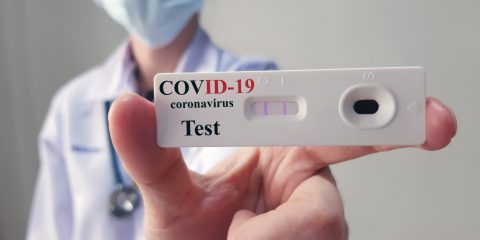 Covid-19: allarme Europol, i falsi test negativi si comprano a 50 euro tramite app