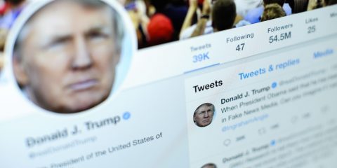 Trump chiede di essere riammesso su Twitter: il ban dei social network viola davvero il Primo emendamento?