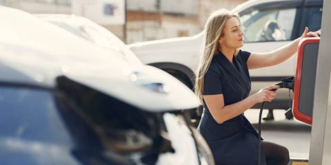 L’elettrico tiene in vita il mercato auto italiano, ma servono incentivi e punti di ricarica