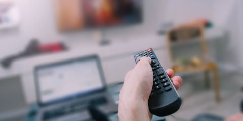 Il Covid pesa sulla pubblicità in Tv. Cresce la Pay-Tv sulle ali dello streaming