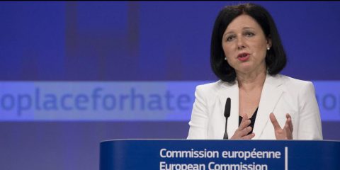 Fake news, la Commissione Ue contro i big tech: ‘Non fanno abbastanza, serve trasparenza’