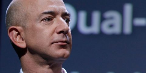 37 europarlamentari a Bezos: “Amazon spia i politici ed è contro i sindacati?”