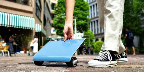 Il monopattino elettrico “made in Japan” grande come un pc portatile (Video)