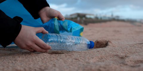 Spiagge e rifiuti: l’84% è plastica, mascherine anti-Covid in due arenili su tre. L’indagine in Italia