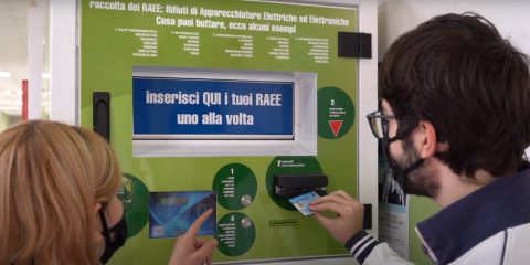 Decarbonizzazione civica. Cassonetti smart: sconti nei negozi a chi ricicla rifiuti elettronici e non emette CO2