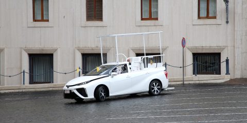 Idrogeno, Papa Francesco per fare il pieno dovrebbe arrivare a Bolzano. Le differenze con l’e-mobility