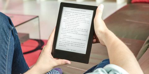 Il 30% degli italiani legge ebook. Durante la pandemia primo download per 2,3 milioni di lettori