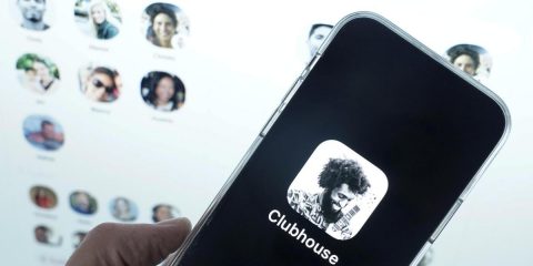 Clubhouse, l’app del momento. Il futuro dei social è solo voce? Perché registra l’audio?