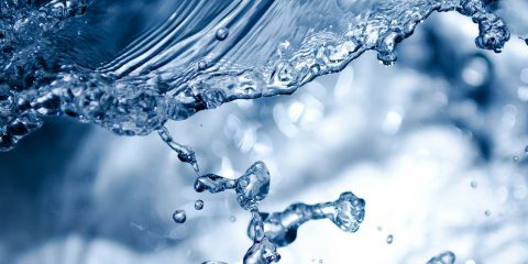 Quante molecole d’acqua formano una goccia? Lo studio italiano