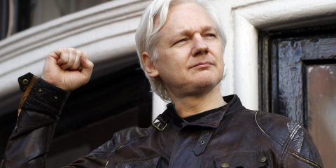 Assange, giudice Uk: “Non può essere estradato negli Usa, lì in carcere rischio suicidio” (Leggi la sentenza)