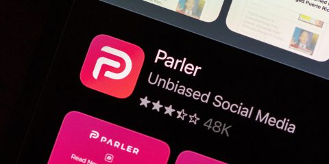 Parler, hackerati 56,7 terabyte di dati prima della chiusura del sito