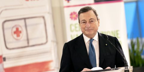 Draghi: “Diritto a smart working per chi ha figli in Dad o in quarantena oppure congedi e bonus baby-sitting”