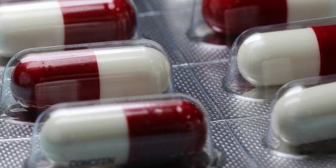 Vaccini in pillole da Israele: meno effetti collaterali, si manda giù con un bicchier d’acqua (Video)