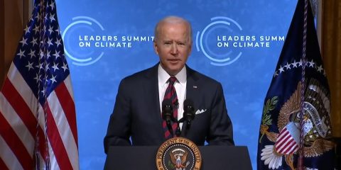 Biden raddoppia: -50% emissioni CO2 entro il 2030. Al summit virtuale sul clima anche Draghi e Papa Francesco