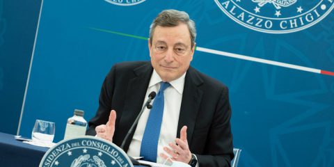 Draghi: “Dal 26 aprile Dad solo in zona rossa. Crescita sostenibile e un pass tra Regioni di colore diverso”