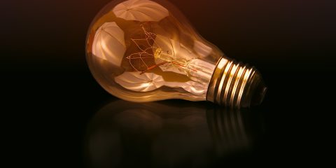 Aumenti luce e gas ad aprile 2021: 3 consigli per risparmiare