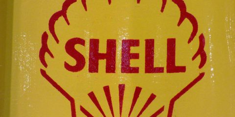 “Il popolo contro Shell”, tribunale olandese ordina riduzione CO2 del 45% entro 2030. Verdetto storico